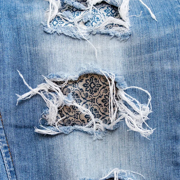 Agujeros en jeans rasgados . — Foto de Stock