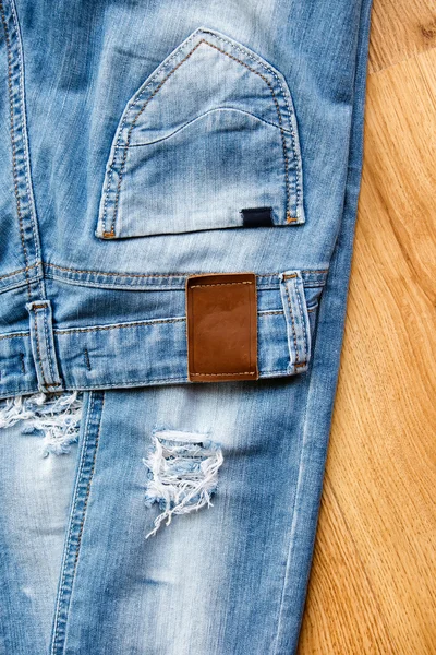 Pocket och etikett rippade jeans — Stockfoto