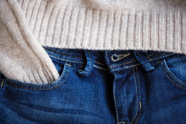 Parte di blue jeans e pullover di lana da vicino. Focus selettivo — Foto Stock