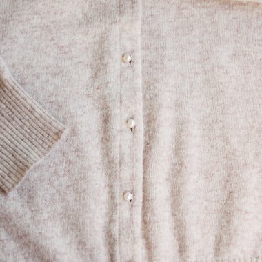 Angrora yün rahat pastel renk inci düğmeli hırka.