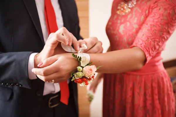 Yaka çiçeği (Çiçek bilezik çiçek buketi) kadının han üzerinde adam koyar