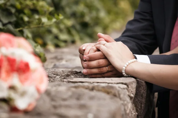 Jour du mariage. Mariée et marié tiennent leurs mains l'un de l'autre — Photo