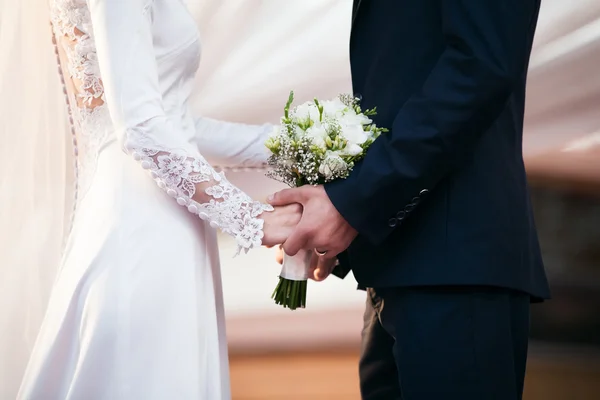 Braut und Bräutigam am Hochzeitstag. — Stockfoto