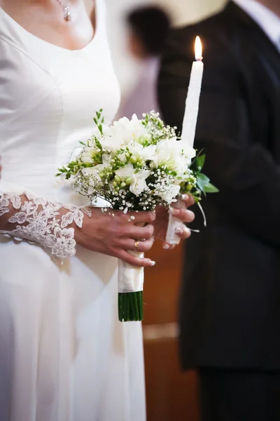 Nevěsta na svatební obřad v kostele. Zaměřil na kytice Stock Snímky