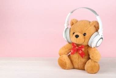 Oyuncak ayı kopya alanı ile kulaklıklar ile