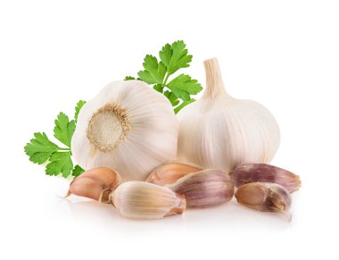 Beyaz arkaplanda sarımsak izole edilmiş.