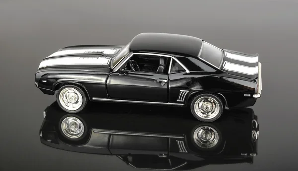 Modelo de coche de metal sobre fondo negro — Foto de Stock
