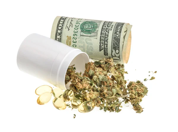 Marihuana y pastillas aisladas sobre fondo blanco — Foto de Stock