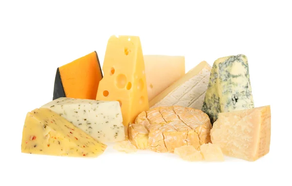 Verschiedene Käsesorten isoliert auf weiß Stockfoto