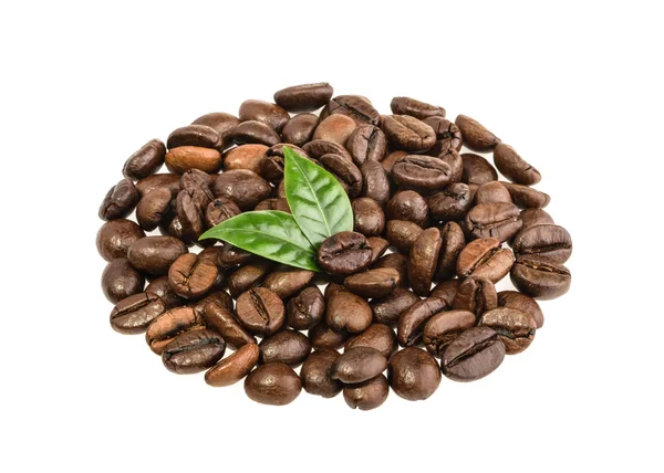Kaffeekörner und Blätter isoliert — Stockfoto