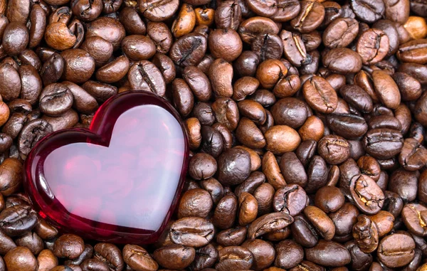 Grãos de café e coração vermelho com espaço de cópia — Fotografia de Stock