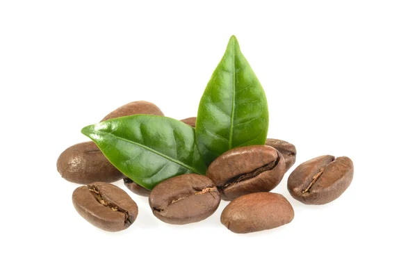 Granos de café con hojas aisladas —  Fotos de Stock