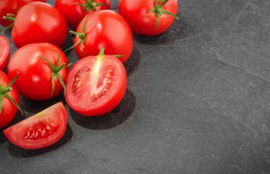 Domates karanlık taş zemin, üstten görünüm