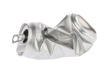 Buruşmuş boş soda ya da bira kutusu çöpü. Ezilmiş çöp, izole edilmiş kırpma yolunu geri dönüştürebilir