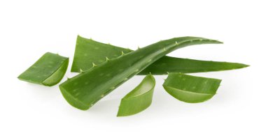 Aloe vera dilimlenmiş bitki beyaz arkaplanda izole edilmiş.