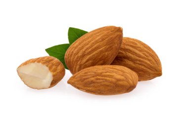 Beyaz arkaplanda izole edilmiş badem fıstıkları