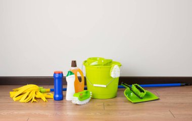 Ev temizliği - Zemin kattaki aksesuarları temizlemek