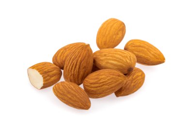 Beyaz arkaplanda izole edilmiş badem fıstıkları
