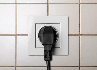 siyah beyaz bir elektrik prizine takılı kablo