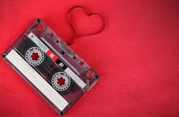 Cassette audio vintage avec bande lâche formant un cœur — Photo