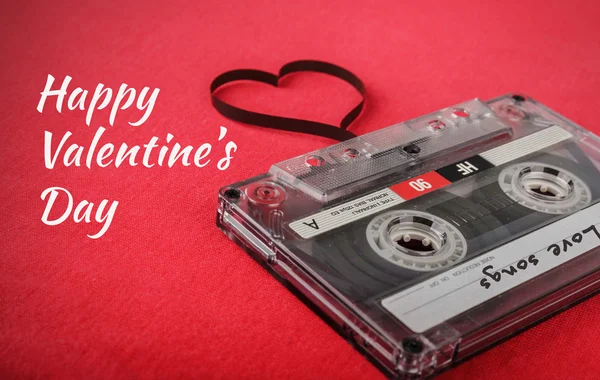 Cassette de audio vintage con cinta suelta dando forma a un corazón —  Fotos de Stock