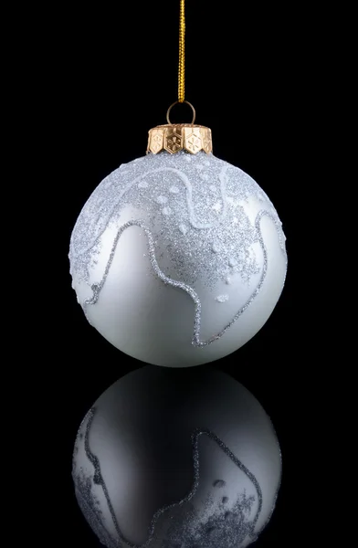 Srebrna piłka Boże Narodzenie na czarnym tle z odbiciem — Zdjęcie stockowe