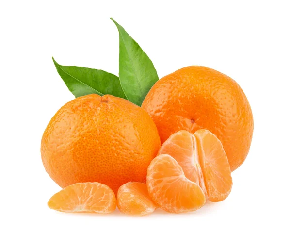 Mandarinky s listy a plátky na bílém pozadí — Stock fotografie