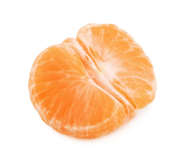 Gepelde mandarijn of mandarin fruit die helft geïsoleerd op witte backgr — Stockfoto