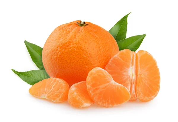 Tangerinas com folhas e fatias sobre fundo branco — Fotografia de Stock