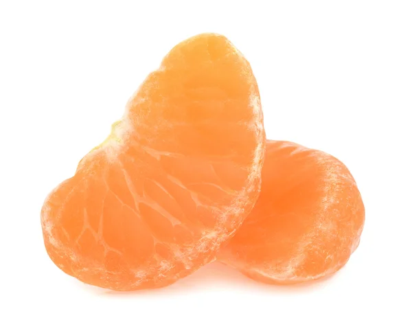 Geschälte Mandarinen oder Mandarinen isoliert auf weißem Hintergrund — Stockfoto