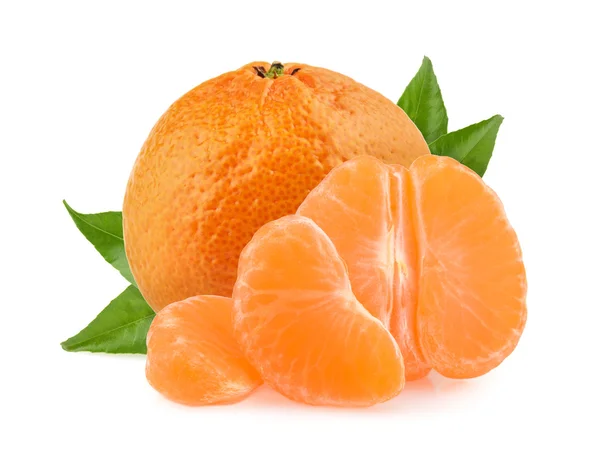Mandarinky s plátky izolovaných na bílém pozadí — Stock fotografie