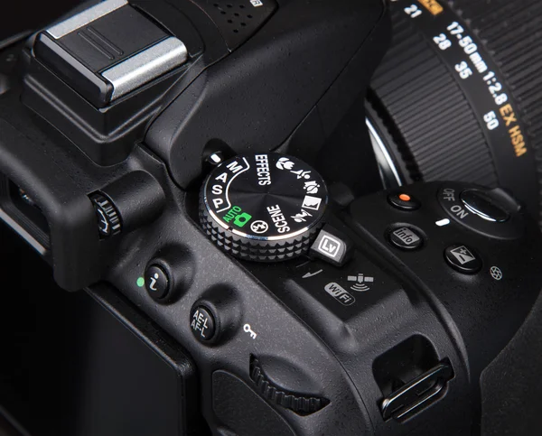 KYIV, UCRANIA - 19 de junio de 2015: Nikon d5300 cámara con sigma 17 - — Foto de Stock