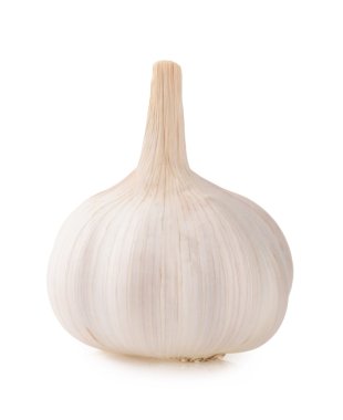 Beyaz arkaplanda sarımsak izole edilmiş.