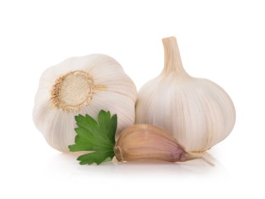 Beyaz arkaplanda sarımsak izole edilmiş.