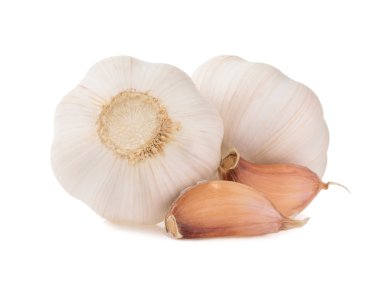 Beyaz arkaplanda sarımsak izole edilmiş.
