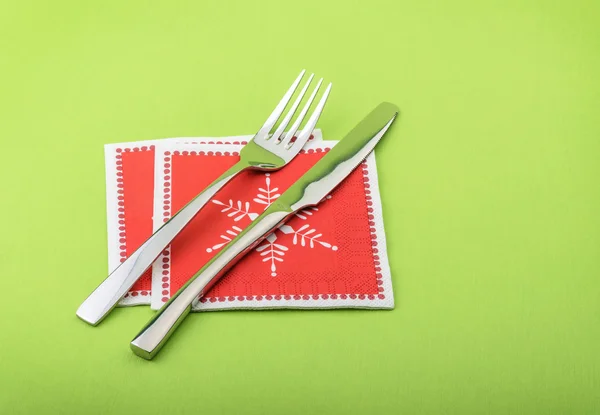 Garfo e faca em um guardanapo de Natal — Fotografia de Stock