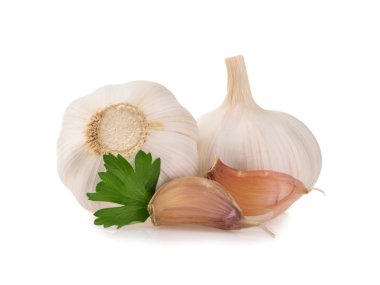 Beyaz arkaplanda sarımsak izole edilmiş.