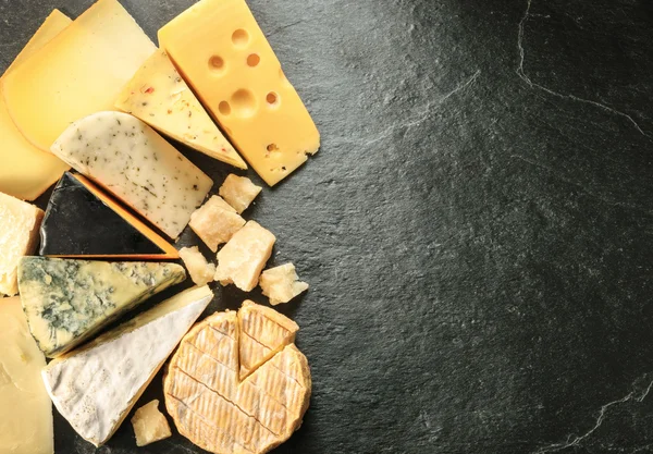Vários tipos de queijo com fundo espaço vazio — Fotografia de Stock