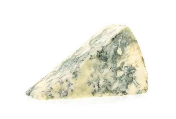 Blå ost isolerad på vitt — Stockfoto