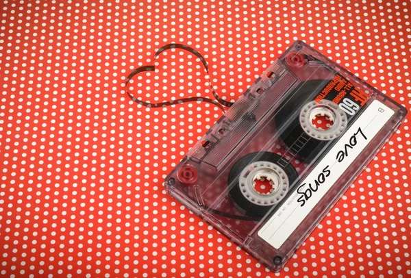 心を形作る緩いテープでビンテージ オーディオ カセット — ストック写真