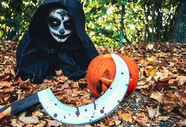 Fiatal Halloween Festék Arc Maszk Visel Fekete Motorháztető — Stock Fotó