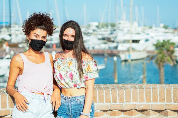 Meninas Com Máscara Facial Posando Para Câmera Uma Praia Baceground — Fotografia de Stock