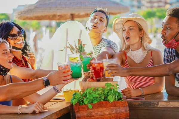 Amigos Multiétnicos Bebiendo Coktails Bar Playa Aire Libre Los Días — Foto de Stock