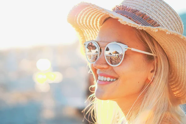 Uma Menina Loira Sorrindo Com Chapéu Praia Luz Solar Refletida — Fotografia de Stock