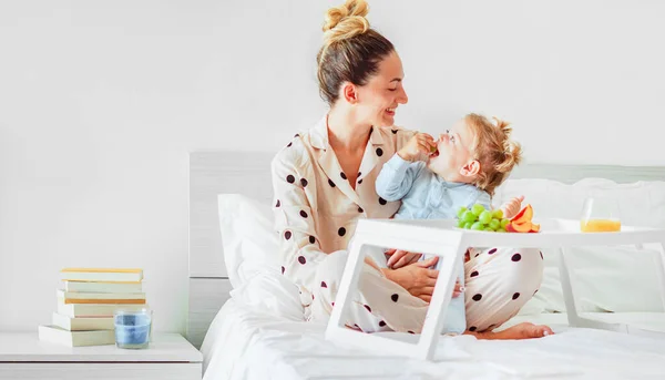 Anne Kızı Pijamalı Meyvelerle Yatakta Kahvaltı Yapıyor Aile Kavramı — Stok fotoğraf