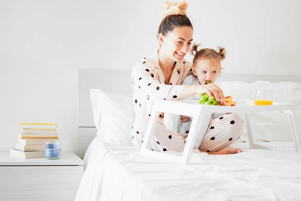 Moeder Dochter Ontbijten Bed Met Fruit Pyjama Familie Concept — Stockfoto