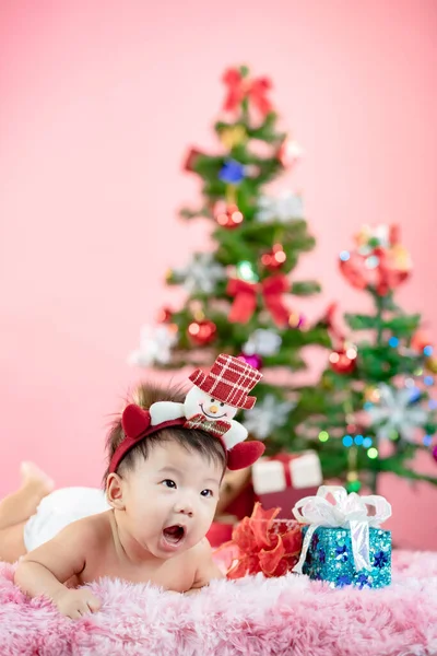 Een Kleine Baby Viert Kerstmis Nieuwjaarsvakantie — Stockfoto
