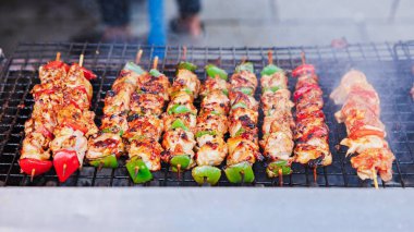 Izgaranın üstünde dumanla ızgara yapmak.