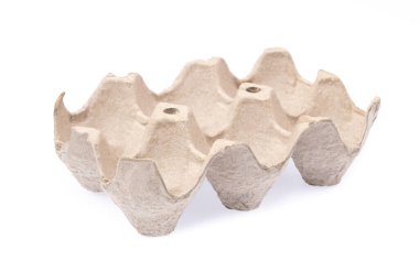 Beyaz arka planda izole edilmiş boş yumurta tepsisi