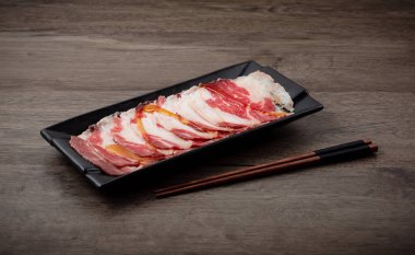 Ahşap zemin üzerinde tepside et dilimi